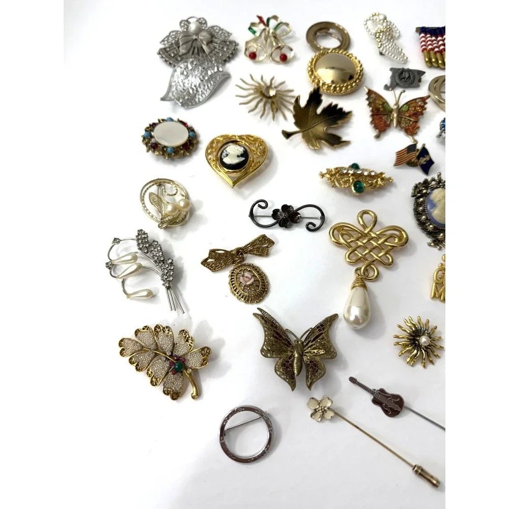 Vintage 42pc Costume Jewelry Lot Brooches Pins Rhinestone Gold & Silver Tone